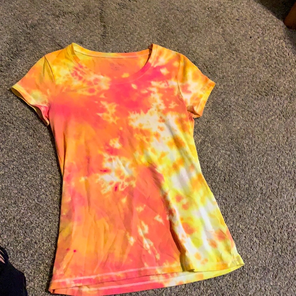 U-neck women’s medium tye dye shirt.